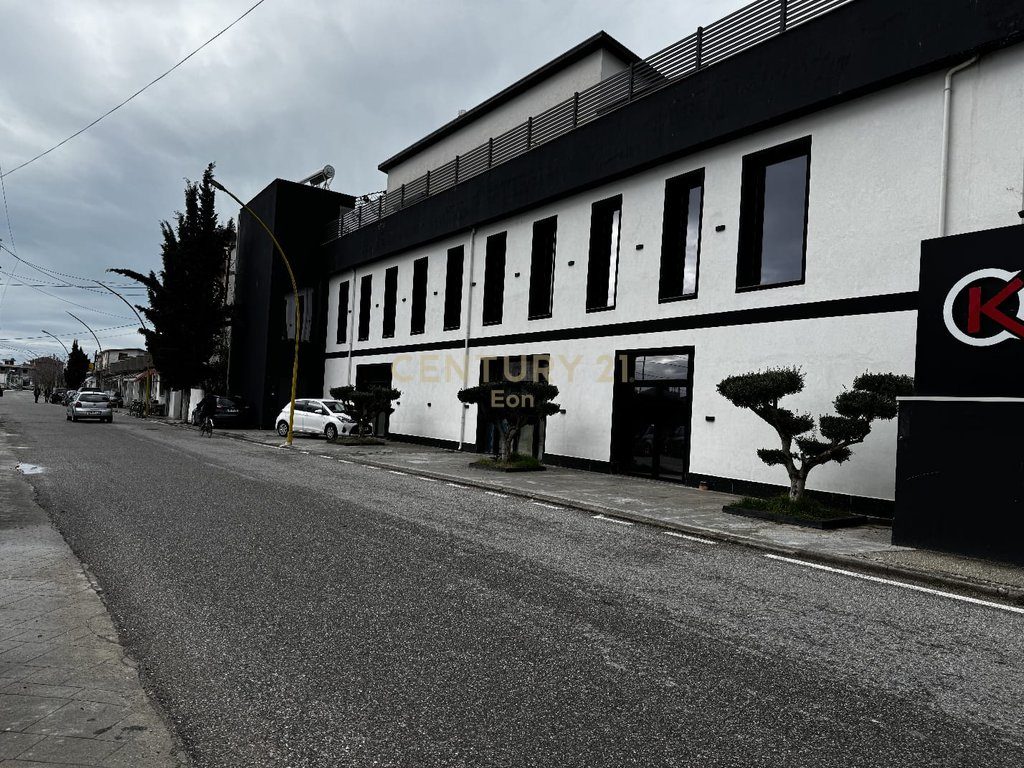 Shitet ambient dhe biznes shumice në Kavajë - 900000€ !