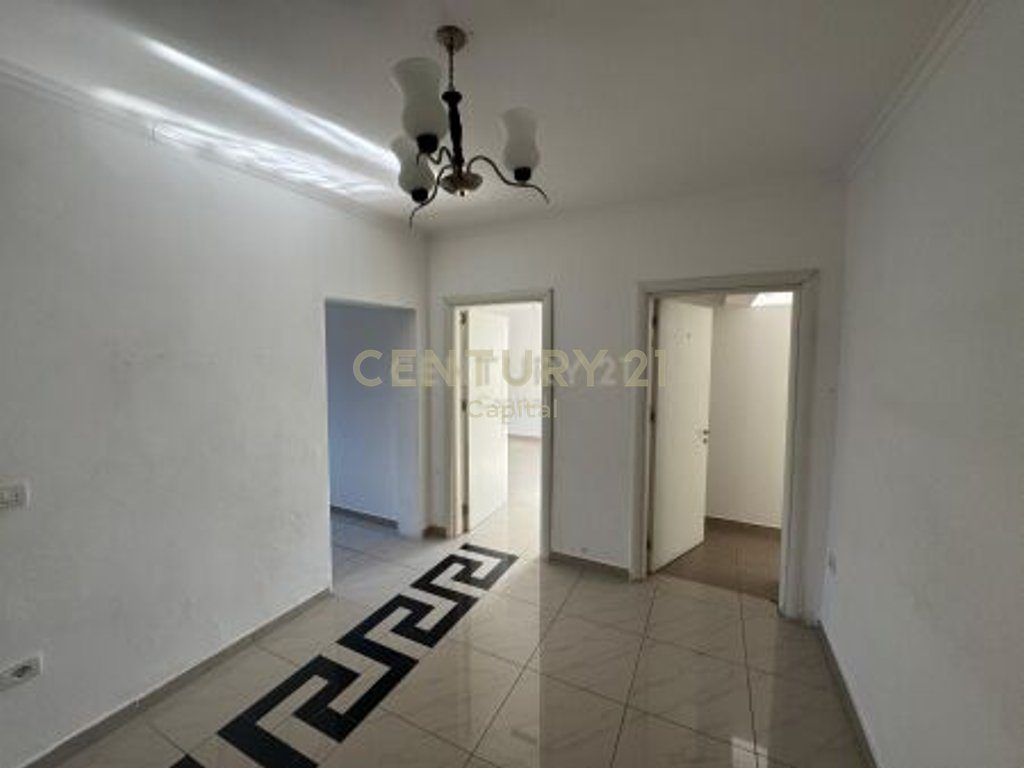 Jepet Me Qira Ambient Komercial në Rrugën Mine Peza, Tiranë.