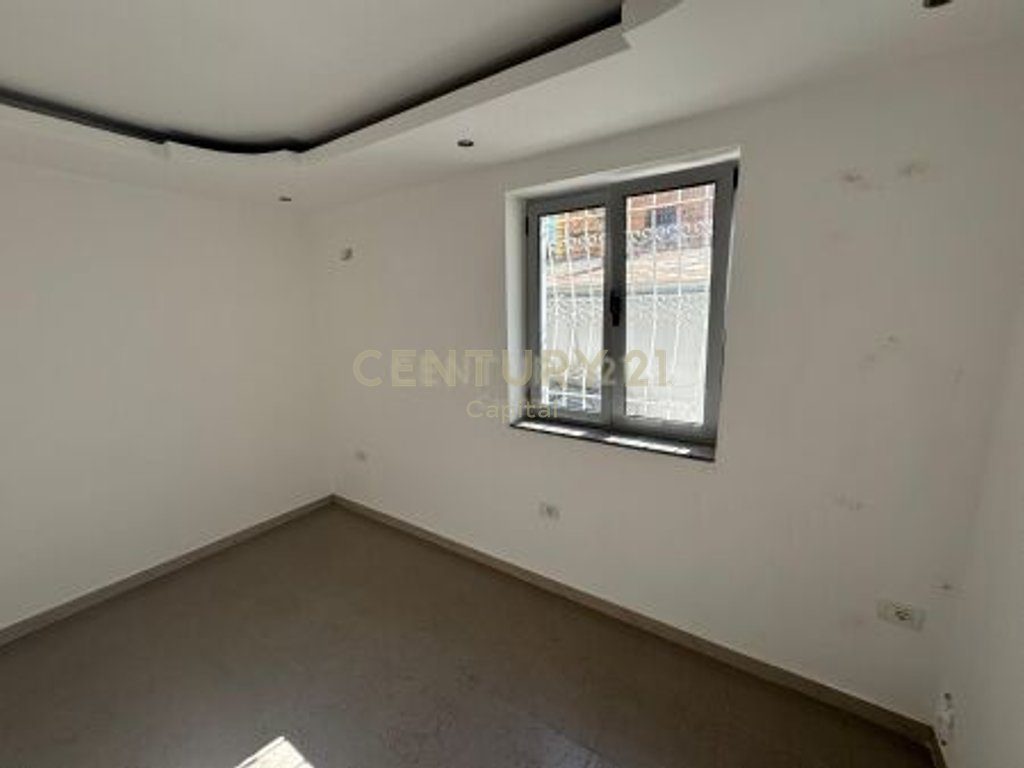 Jepet Me Qira Ambient Komercial në Rrugën Mine Peza, Tiranë.