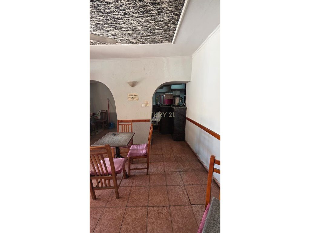 Ambient Komercial  Kati 0 për qira në Rrugën  4 Dëshmorët