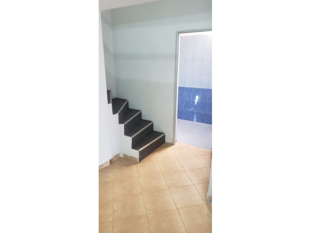 Ambient komercial për shitje pranë Shkollës së Kuqe