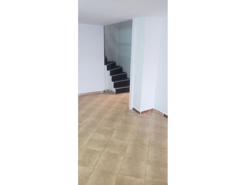 Ambient komercial për shitje pranë Shkollës së Kuqe