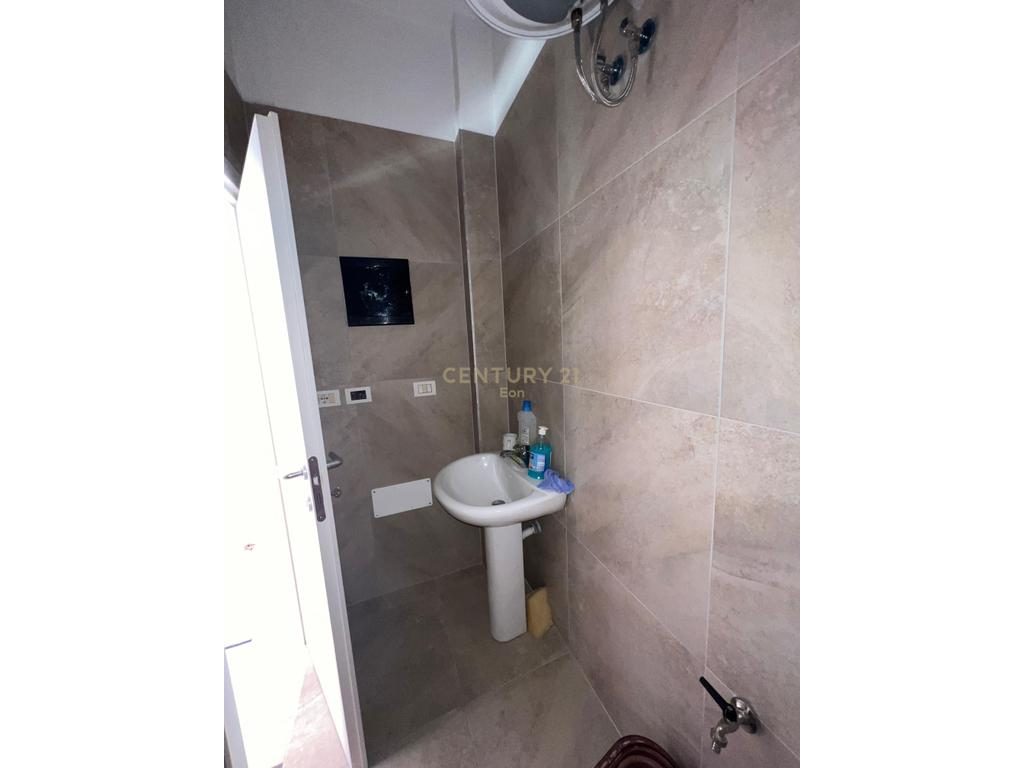 Ambient me Qira tek Stacioni i Trenit, Durrës !