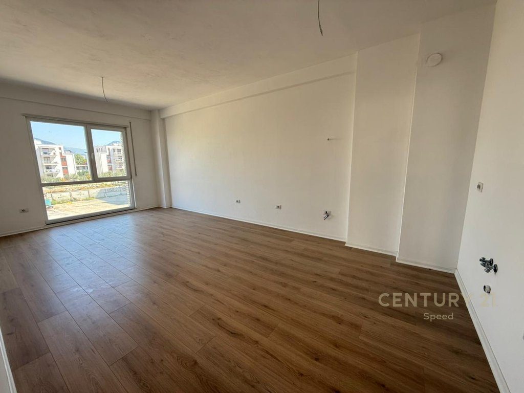 Shitet Apartament 2+1 me Verandë në Unazën e Re!