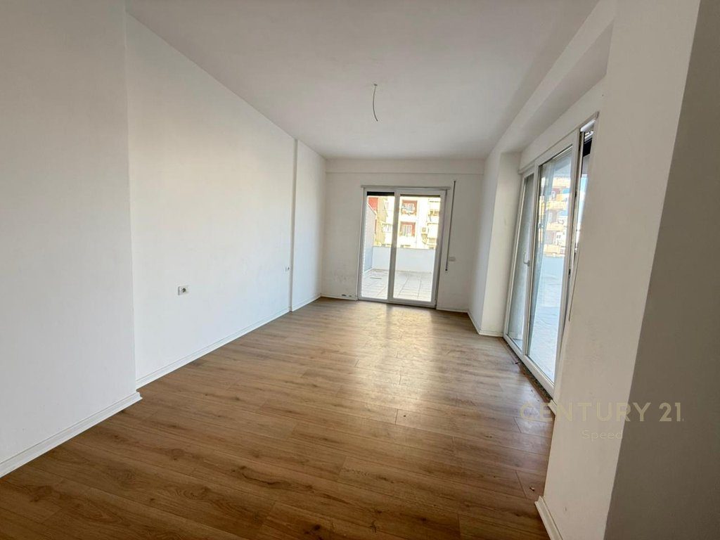 Shitet Apartament 2+1 me Verandë në Unazën e Re!