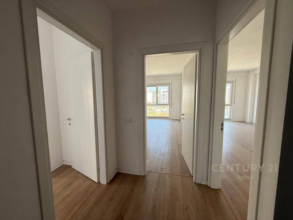 Shitet Apartament 2+1 me Verandë në Unazën e Re!