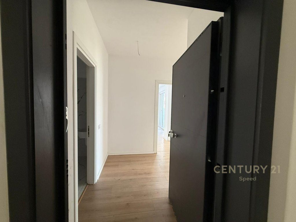 Shitet Apartament 2+1 me Verandë në Unazën e Re!