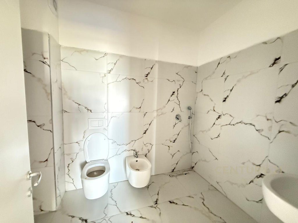 Shitet Apartament 2+1 me Verandë në Unazën e Re!