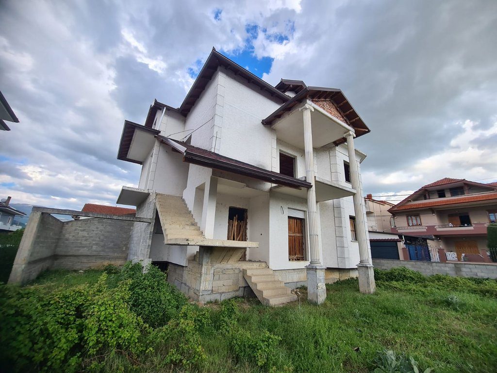 Vilë në Shitje në Rrugën e Volorekës – Lokacion i Kërkuar dhe me Vlerë!!!