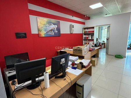 AMBJENT KOMERCIAL BUZE RRUGES KRYESORE ME QIRA!