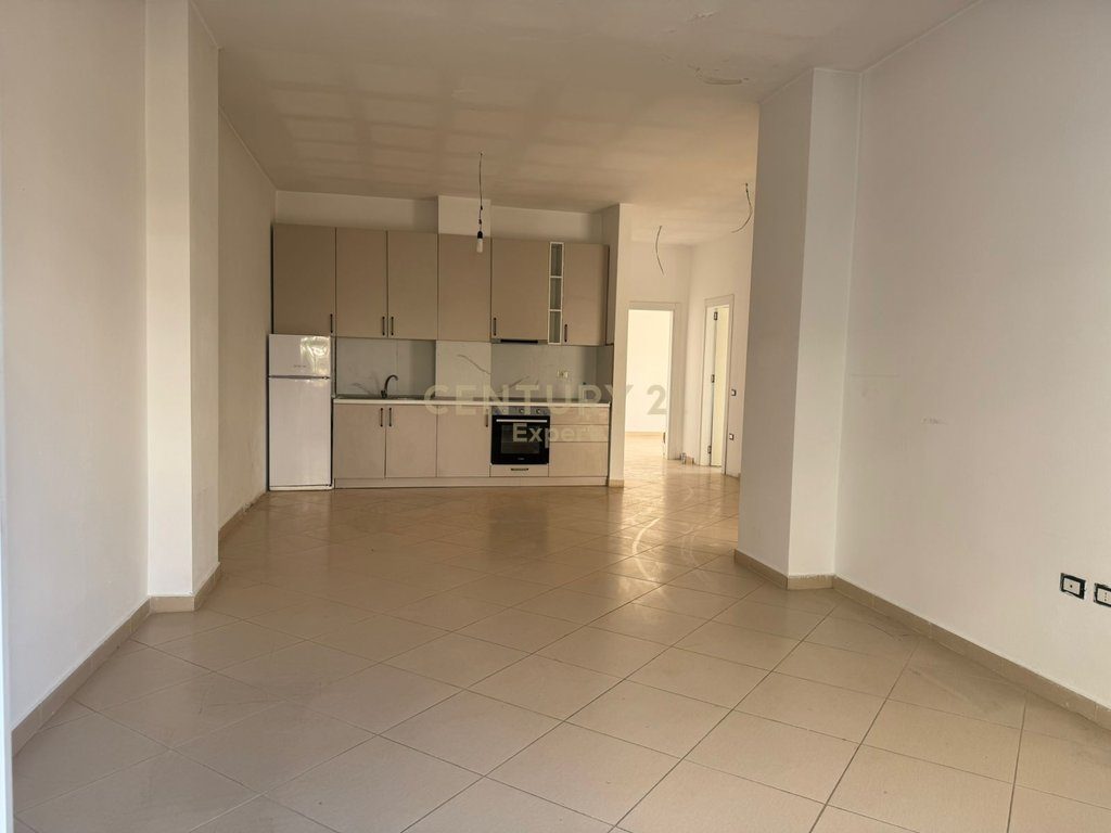 Apartament 2+1 për Qira në Fresk, Pallat i Ri