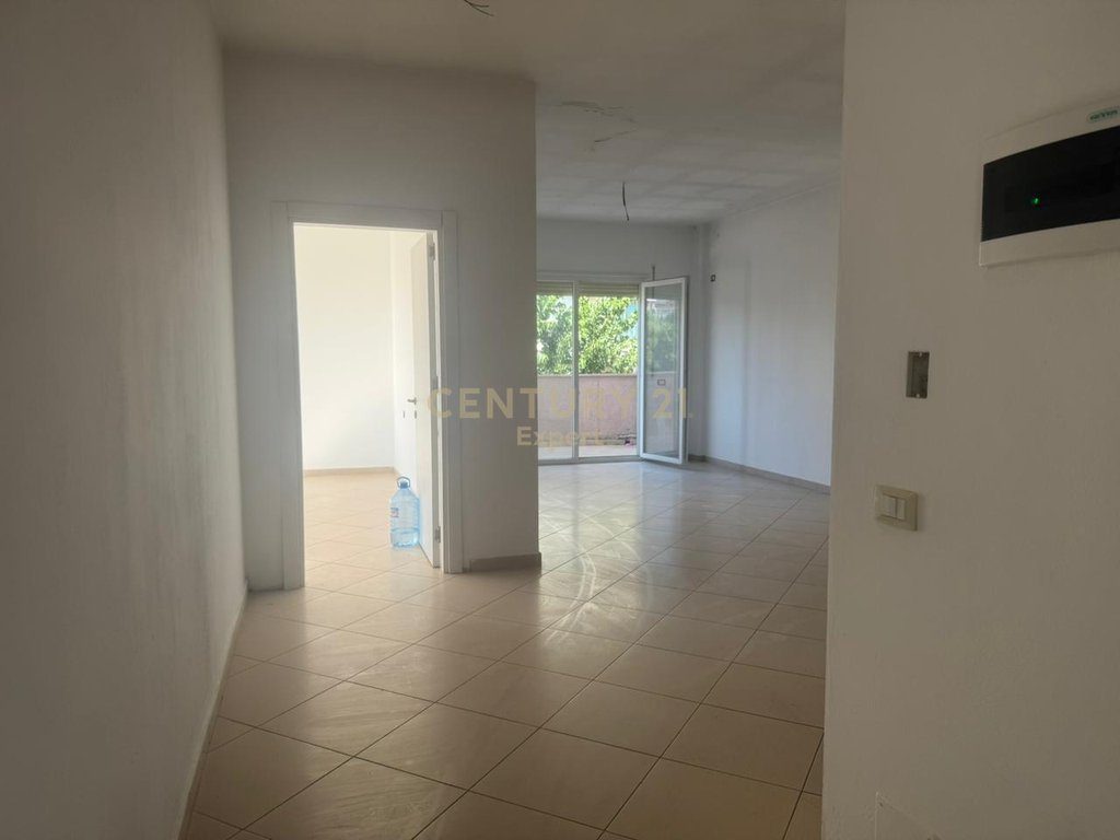 Apartament 2+1 për Qira në Fresk, Pallat i Ri