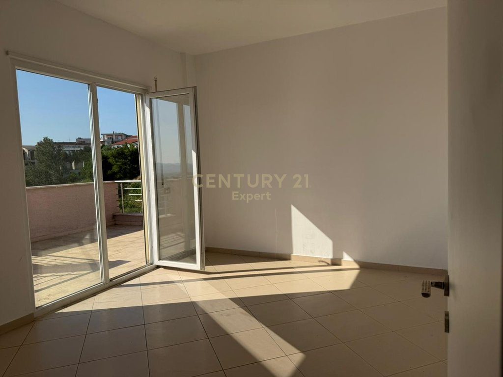 Apartament 2+1 për Qira në Fresk, Pallat i Ri
