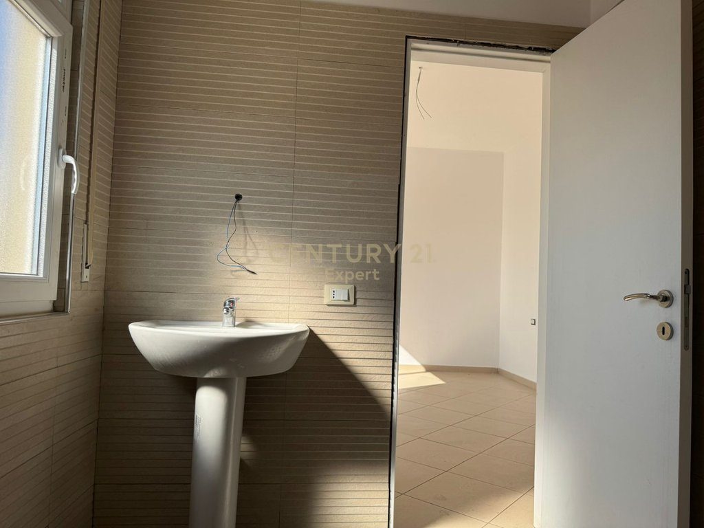 Apartament 2+1 për Qira në Fresk, Pallat i Ri