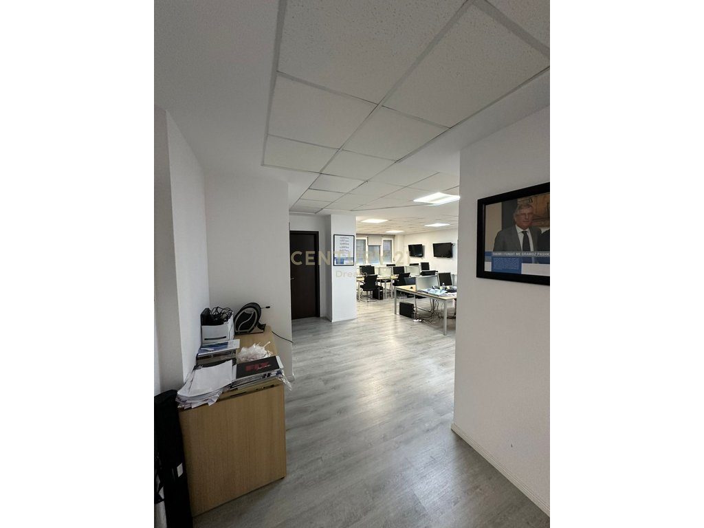 Shitet Apartament 2+1 (funksionon si zyra) Perball Juridikut !