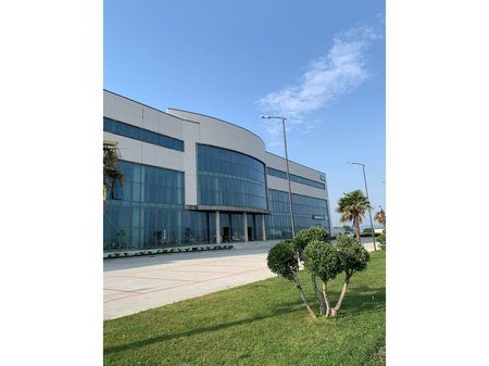 Godinë Komerciale Premium për Qira – Showroom buzë autostradës Tiranë–Durrës!