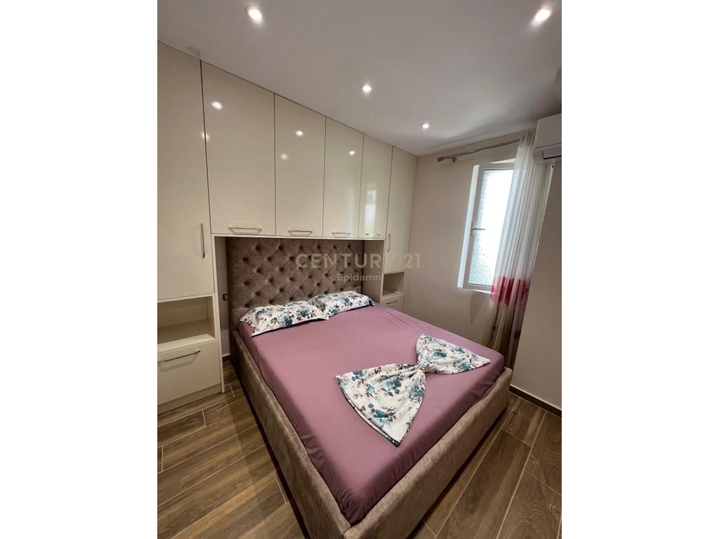 Shitet apartament 1+1 ne Qerret, 150 m larg detit!