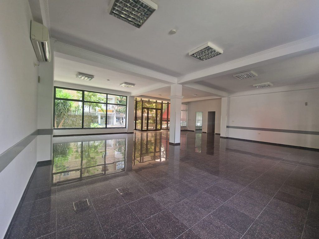 Godinë 2-Katëshe me Qira – Ideale për Klinika dhe Zyra ne Porcelan!