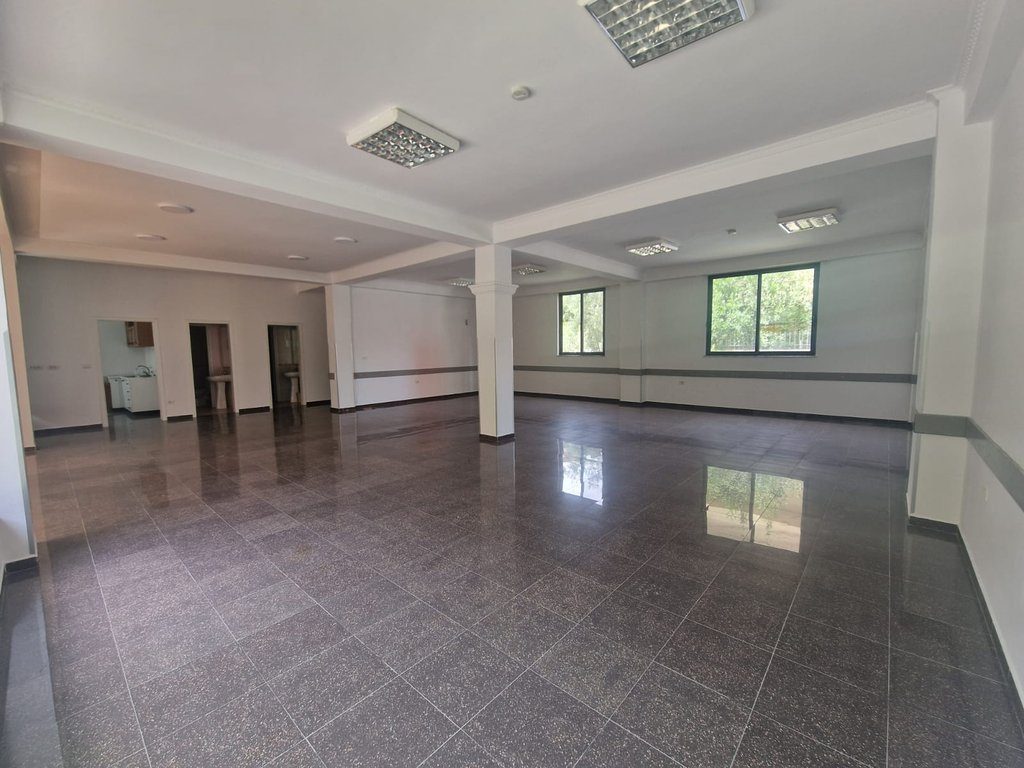 Godinë 2-Katëshe me Qira – Ideale për Klinika dhe Zyra ne Porcelan!