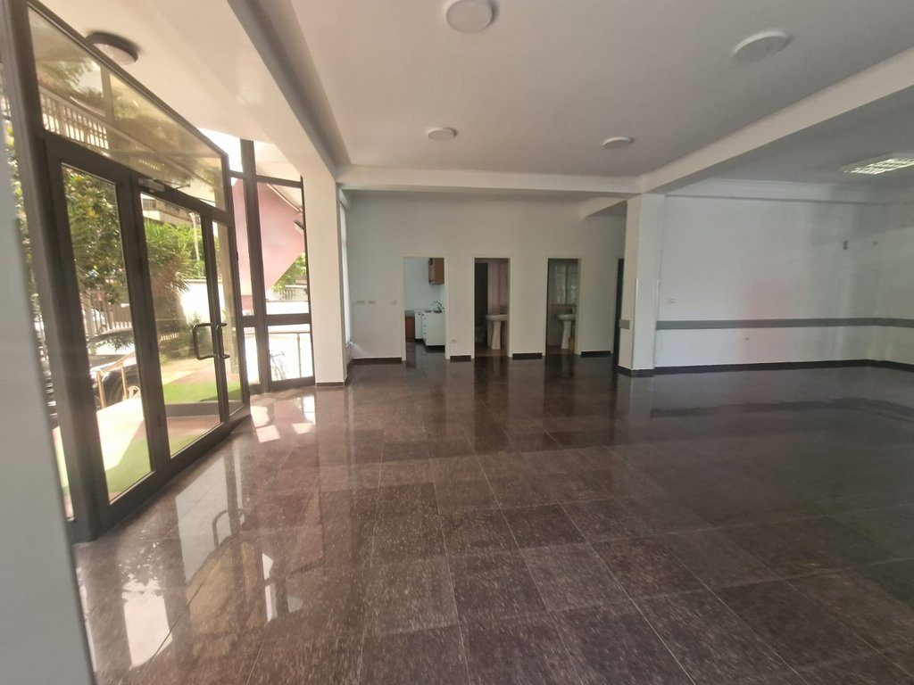Godinë 2-Katëshe me Qira – Ideale për Klinika dhe Zyra ne Porcelan!