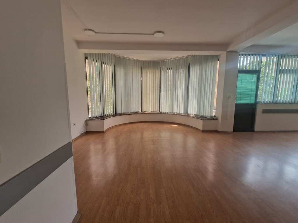 Godinë 2-Katëshe me Qira – Ideale për Klinika dhe Zyra ne Porcelan!