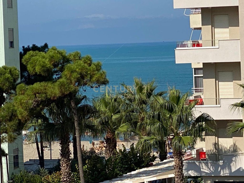 Jepet apartament 2+1 me qira tek Shkembi i Kavajes!