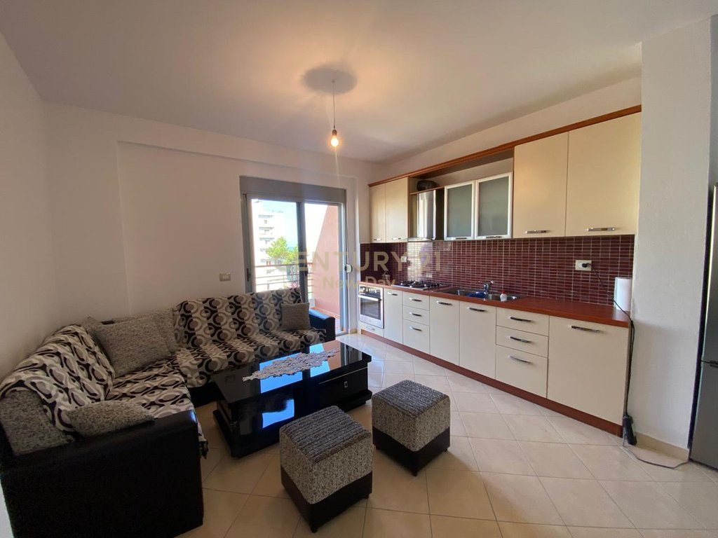 Jepet apartament 2+1 me qira tek Shkembi i Kavajes!