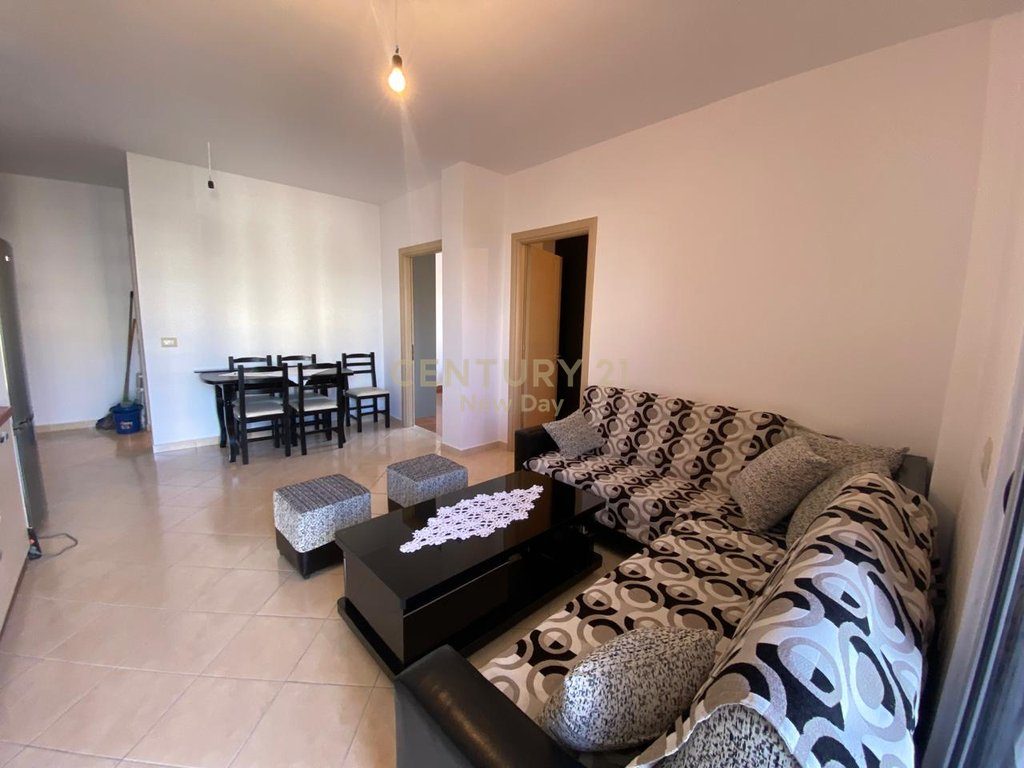 Jepet apartament 2+1 me qira tek Shkembi i Kavajes!
