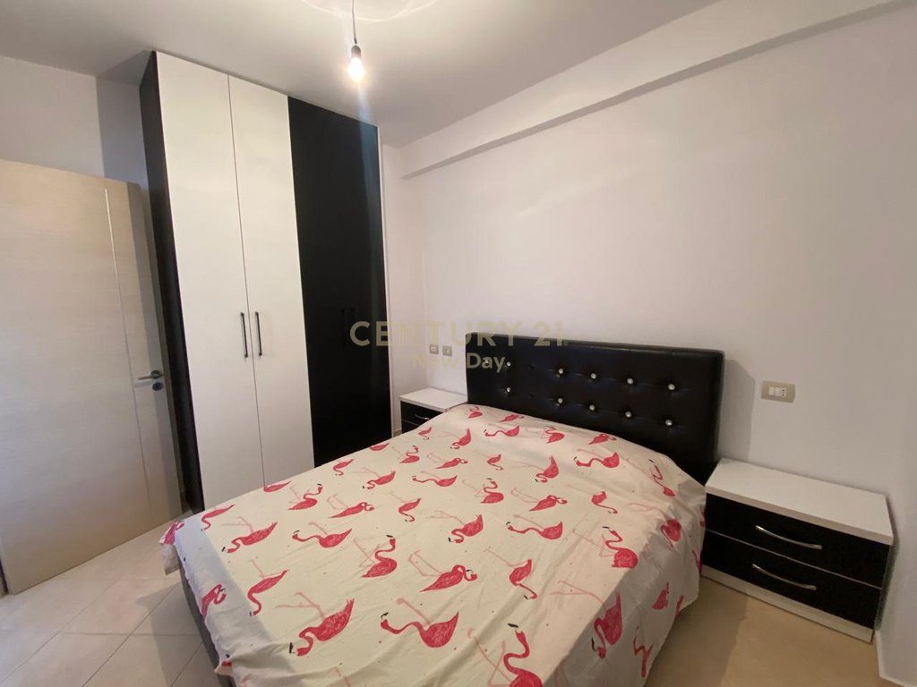Jepet apartament 2+1 me qira tek Shkembi i Kavajes!