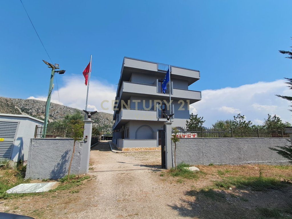 Hotel 4-katesh + 2400 m2 toke  për shitje në Shëngjin | 2400 m²