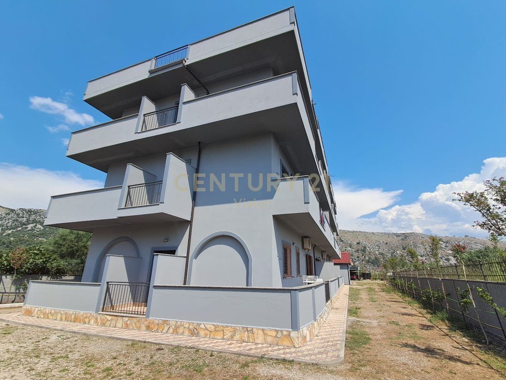 Hotel 4-katesh + 2400 m2 toke  për shitje në Shëngjin | 2400 m²