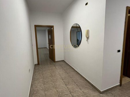 Jepet me Qira per Zyra apartament 3+1+2 ne BLLOK.