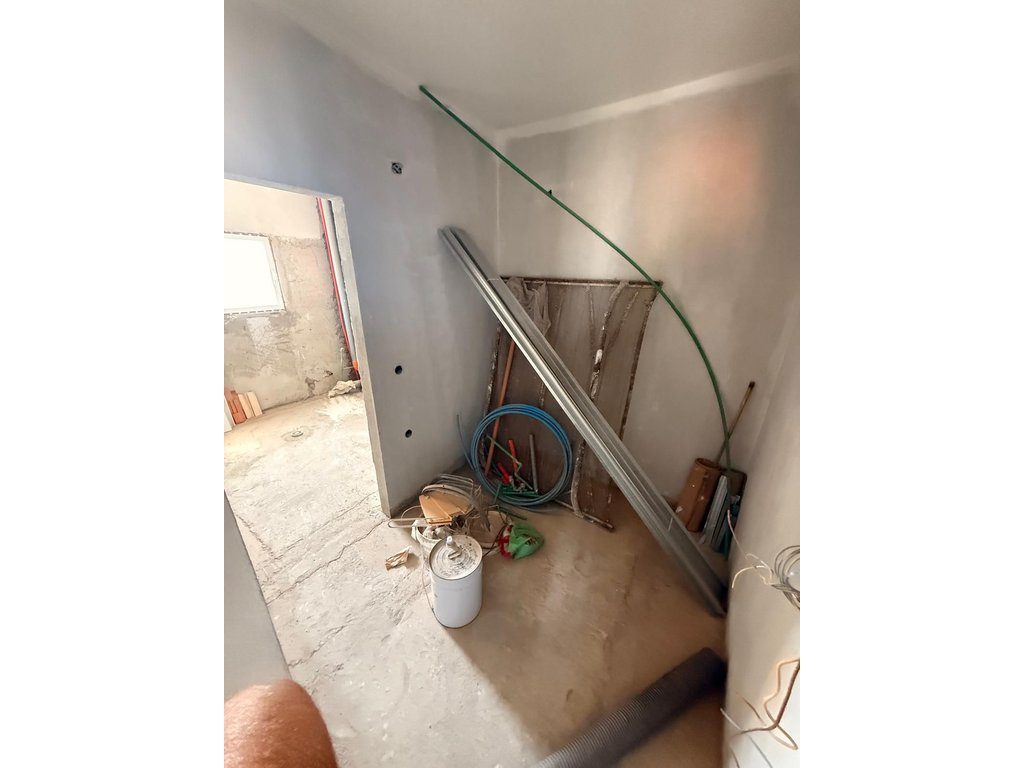 INVESTIM I SIGURT – APARTAMENT NË SHITJE ME PAMJE NGA RRUGA KRYESORE E VOLOREKËS!!!