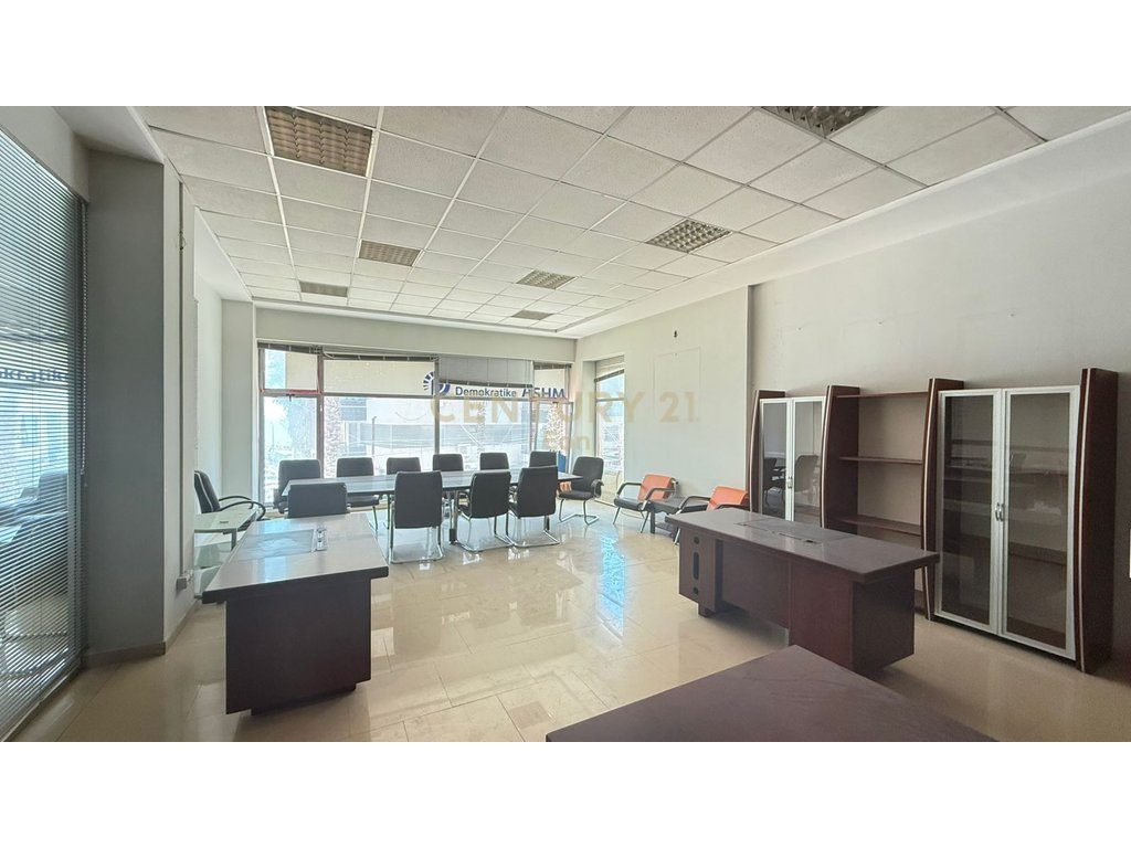 JEPET ME QERA AMBJENT KOMERCIAL, VOLLGA , DURRES !
