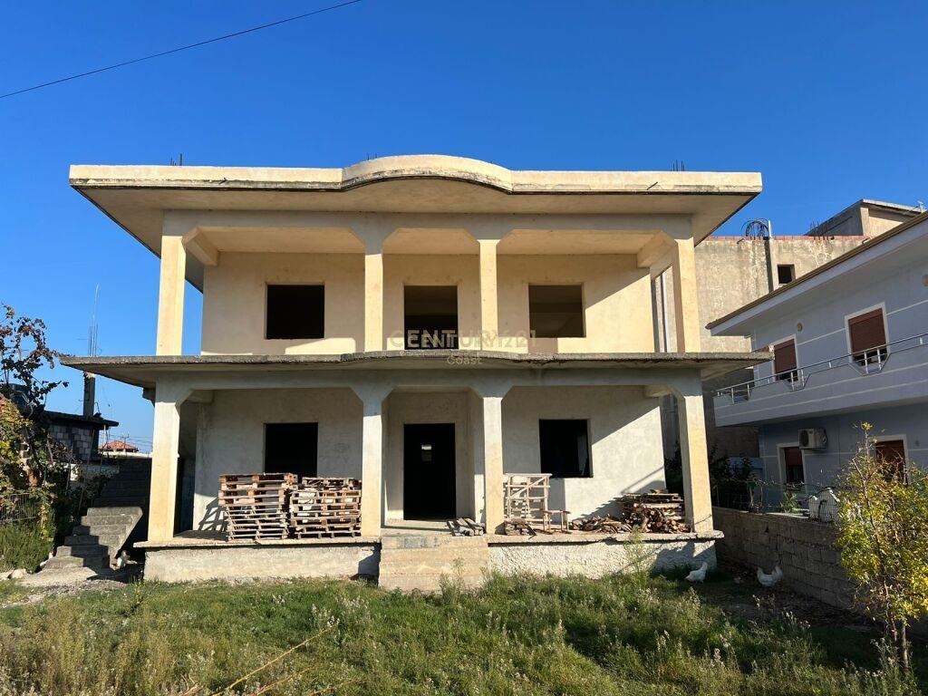 SHITET VILË DY-KATËSHE TEK ISH FUSHA E DRUVE, NË VLORË !!