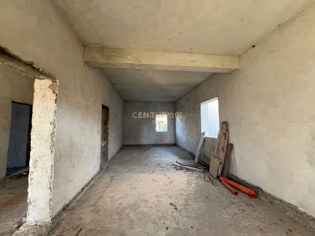 SHITET VILË DY-KATËSHE TEK ISH FUSHA E DRUVE, NË VLORË !!