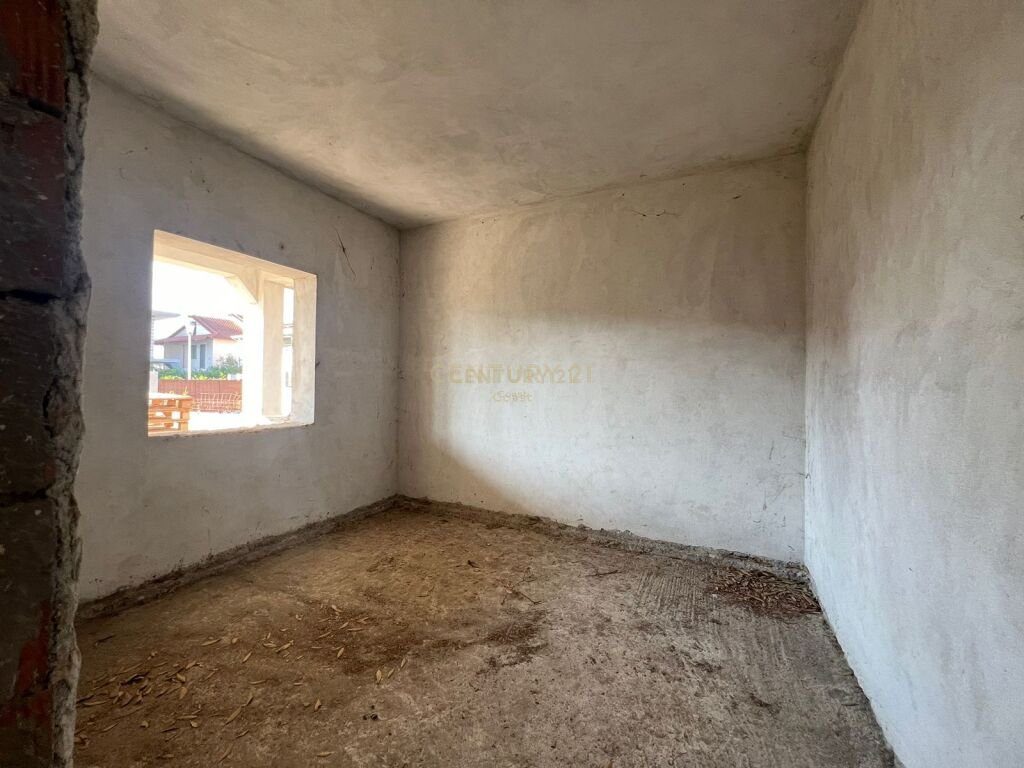 SHITET VILË DY-KATËSHE TEK ISH FUSHA E DRUVE, NË VLORË !!