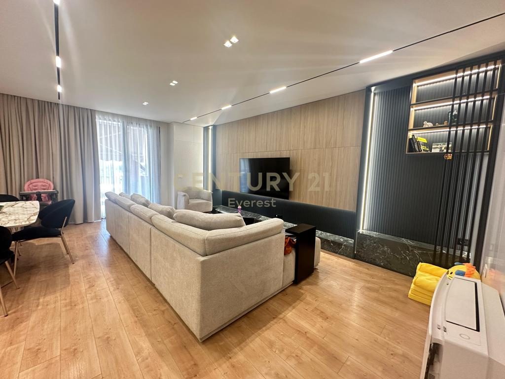 VET HOSPITAL, SHESIM APARTAMENT 2+1+2