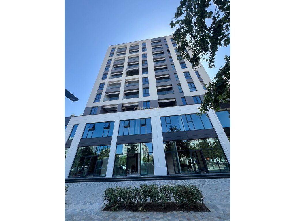 JEPET ME QIRA AMBIENT KOMERCIAL 960 m² NE VLORE - PERBALLE ME SHKOLLEN ALI DEMI !!