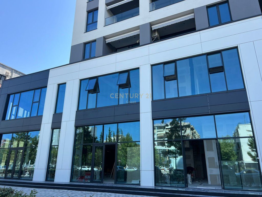 JEPET ME QIRA AMBIENT KOMERCIAL 960 m² NE VLORE - PERBALLE ME SHKOLLEN ALI DEMI !!