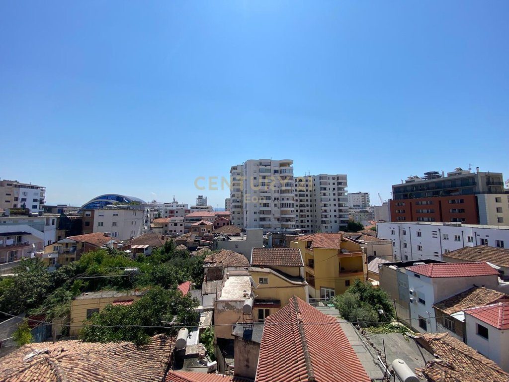 SHITET APARTAMENT NE BULEVARDIN KRYESOR, DURRES !!