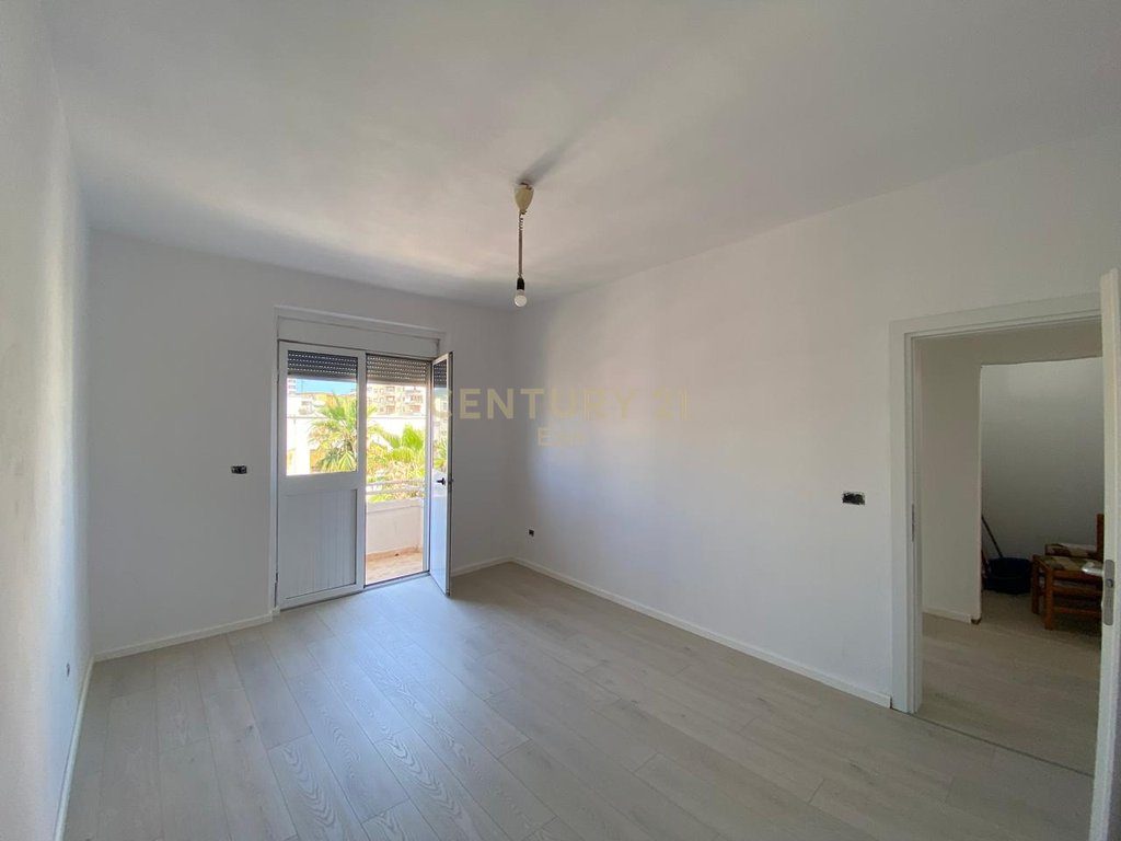 SHITET APARTAMENT NE BULEVARDIN KRYESOR, DURRES !!