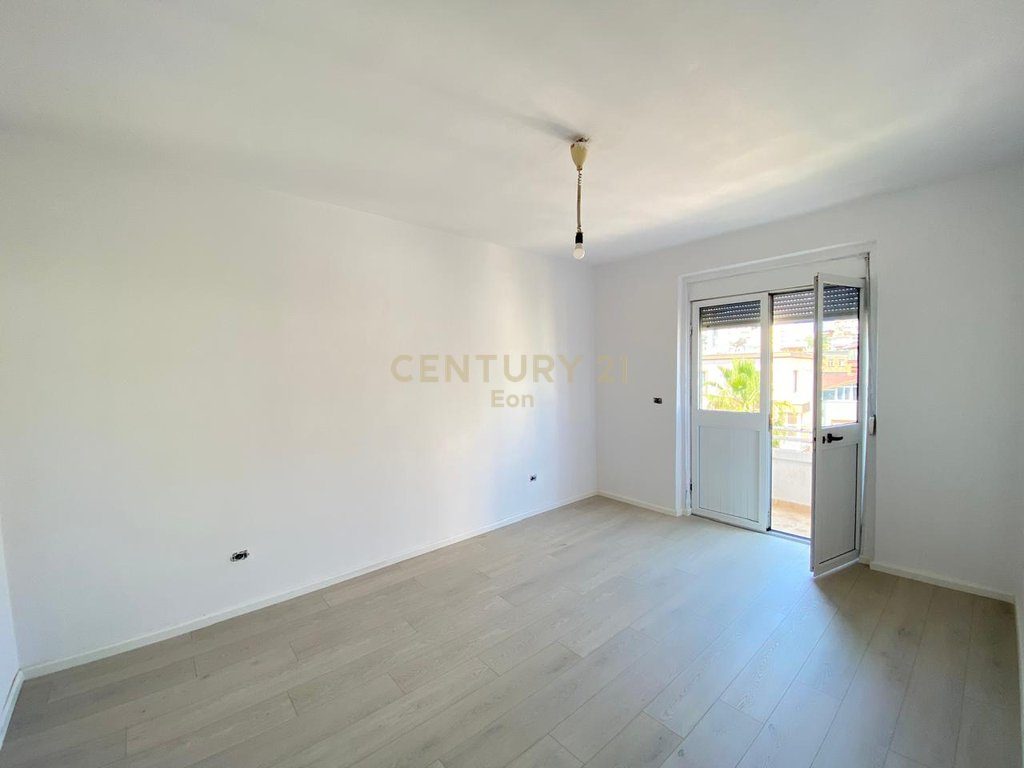 SHITET APARTAMENT NE BULEVARDIN KRYESOR, DURRES !!