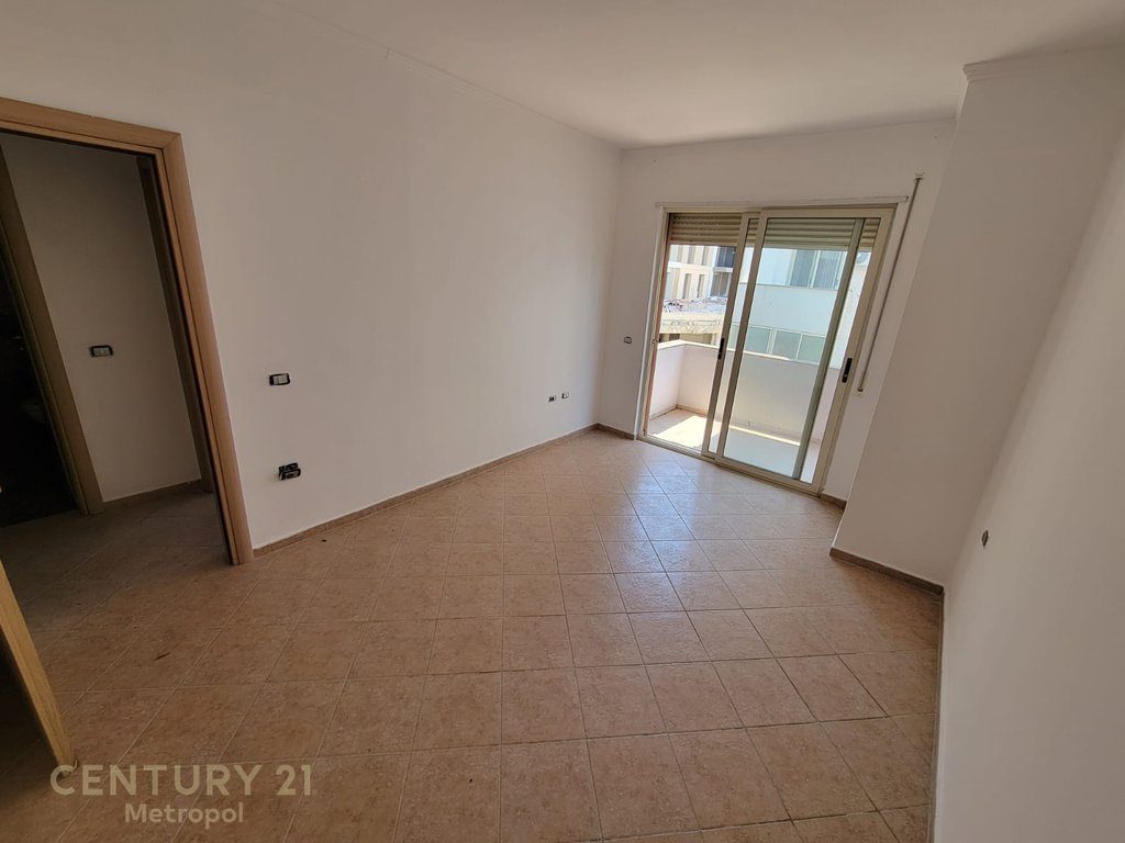 Apartament 2+1+2 me 2 Ballkone në Shitje pranë Radisson Hotel te liqeni i thate