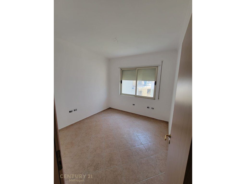 Apartament 2+1+2 me 2 Ballkone në Shitje pranë Radisson Hotel te liqeni i thate