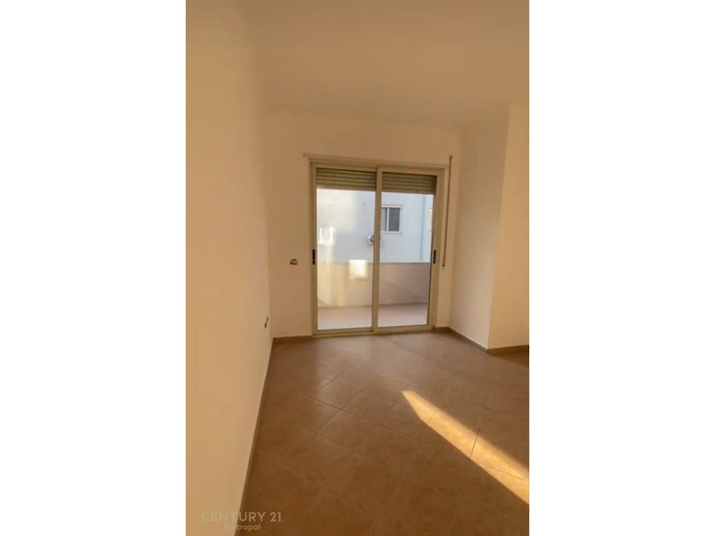 Apartament 2+1+2 me 2 Ballkone në Shitje pranë Radisson Hotel te liqeni i thate