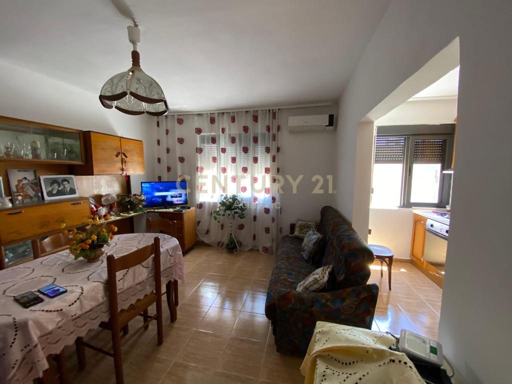 SHITET APARTAMENT 2+1 PRANE PARKUT VALA !!