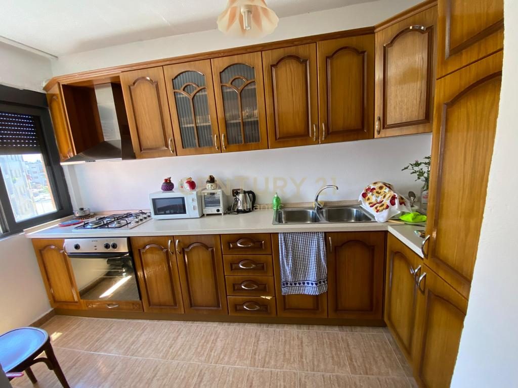 SHITET APARTAMENT 2+1 PRANE PARKUT VALA !!