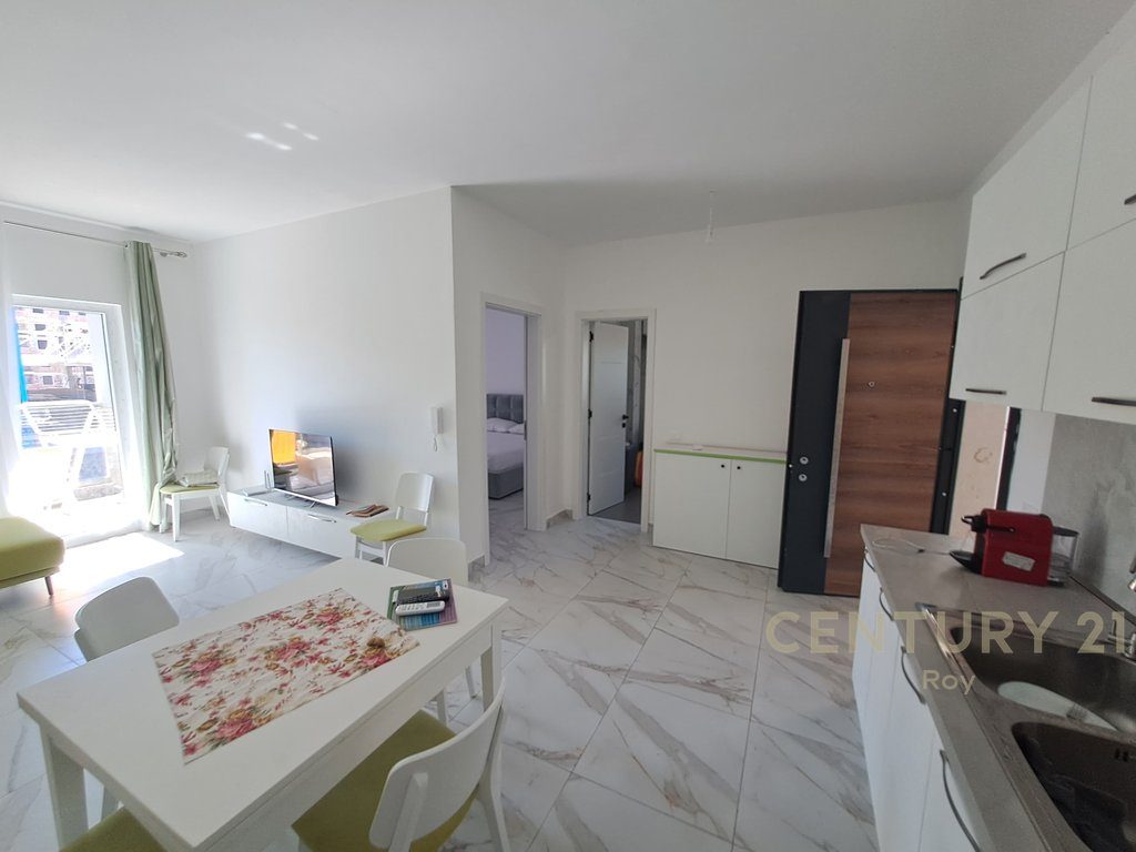 Shitet  Apartament 1+1 ne Pallat te ri te 2025 ne Golem !!!