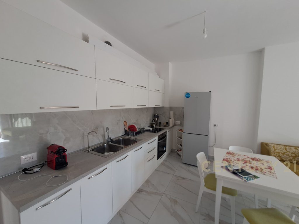 Shitet  Apartament 1+1 ne Pallat te ri te 2025 ne Golem !!!